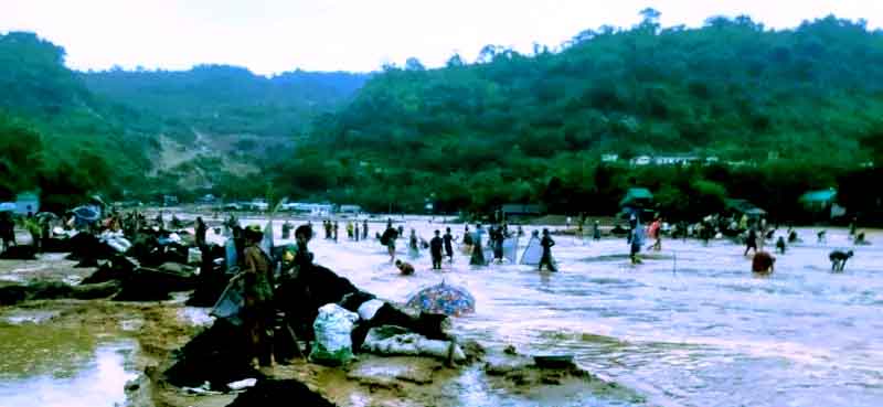 সুনামগঞ্জে কয়লা কুড়াতে শ্রমজীবী মানুষের হিড়িক