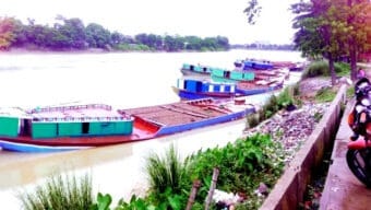 সুরমা নদীতে লোভাছড়ায় জব্দকৃত পাথরসহ ৯ নৌকা আটক