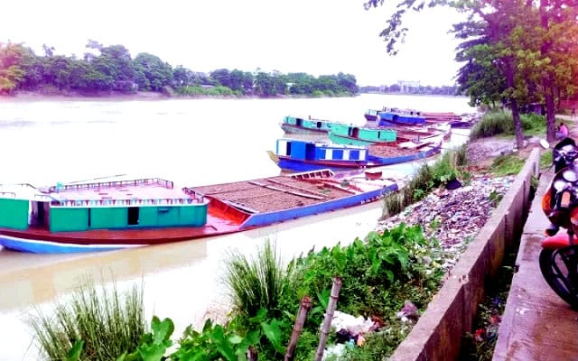 সুরমা নদীতে লোভাছড়ায় জব্দকৃত পাথরসহ ৯ নৌকা আটক
