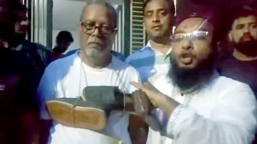 সাবেক সিইসি নুরুল হুদাকে ‘জুতার মালা’ দিয়ে পুলিশে সোপর্দ