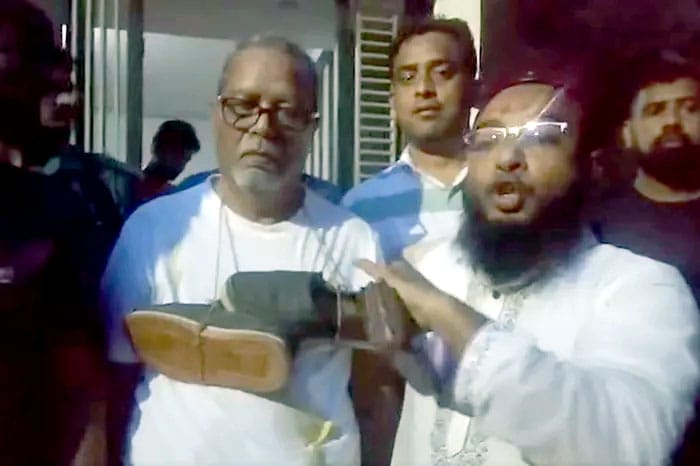 সাবেক সিইসি নুরুল হুদাকে ‘জুতার মালা’ দিয়ে পুলিশে সোপর্দ