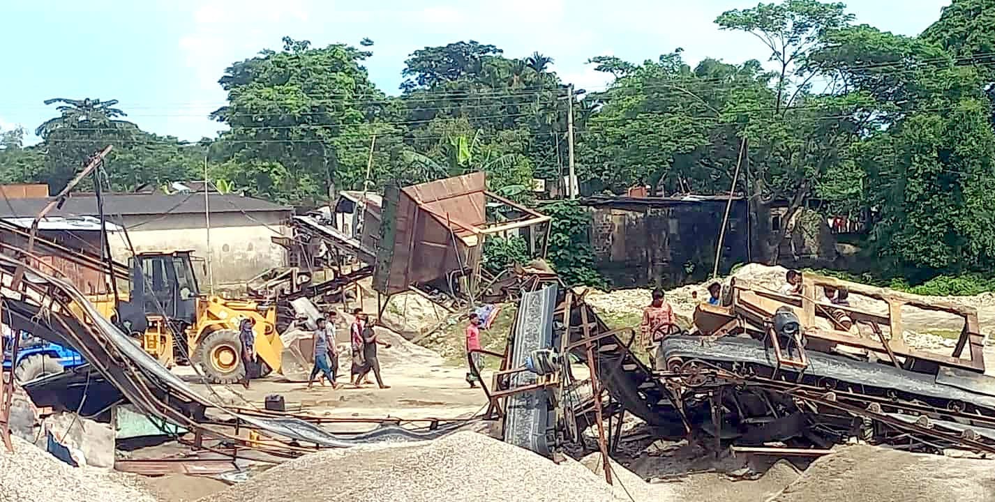 কোম্পানীগঞ্জে টাস্কফোর্সের অভিযানে ভাঙা হলো ১৭টি ক্রাশার মেশিন