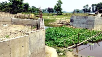 সেতুর কাজ অসম্পূর্ণ রেখে ঠিকাদার উধাও
