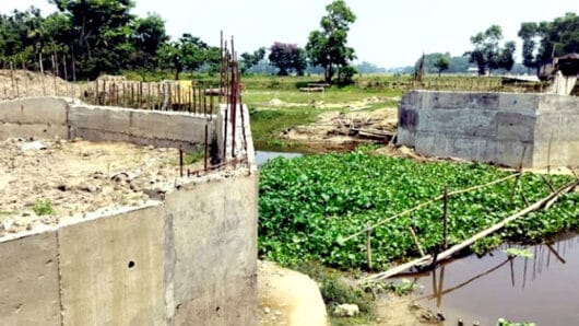 সেতুর কাজ অসম্পূর্ণ রেখে ঠিকাদার উধাও