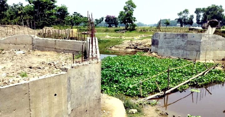 সেতুর কাজ অসম্পূর্ণ রেখে ঠিকাদার উধাও