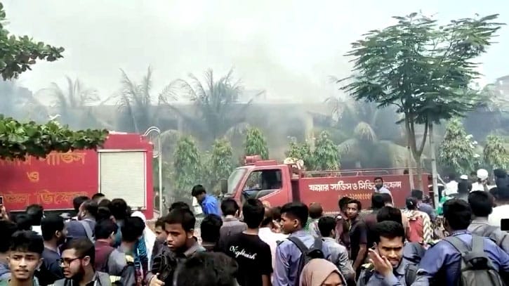 উত্তরায় বিমান বাহিনীর প্রশিক্ষণ বিমান বিধ্বস্ত