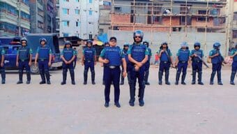 ১৩ নভেম্বর রায় ঘিরে ঢাকায় চরম উত্তেজনা: আওয়ামী লীগ-পুলিশ মুখোমুখি অবস্থানে