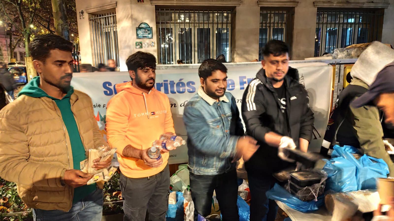 প্যারিসের রাস্তায় ১৫০ জনের হাতে গরম খাবার: SAF-এর মানবিক উদ্যোগে মুগ্ধ প্রবাসীরা