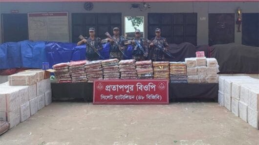 এক কোটি টাকার ভারতীয় পণ্য জব্দ, বালু উত্তোলনের নৌকা আটক