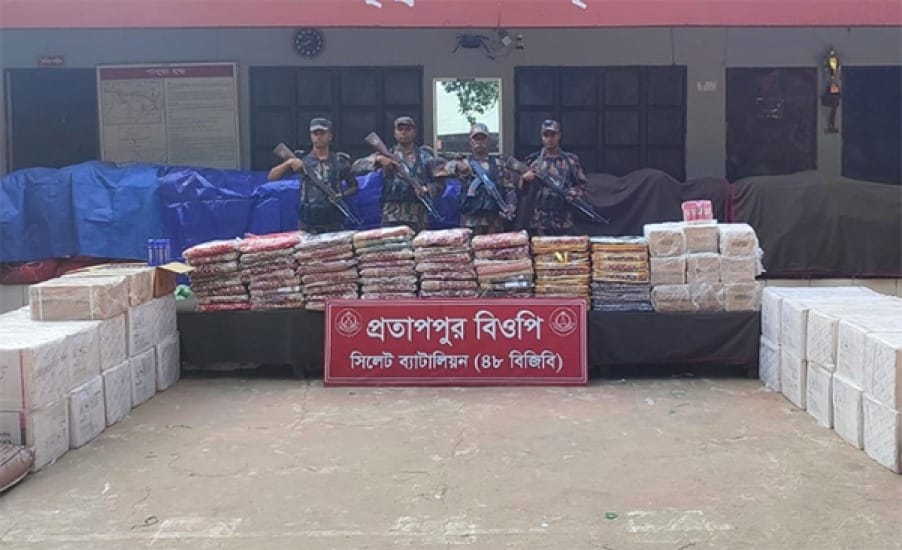 এক কোটি টাকার ভারতীয় পণ্য জব্দ, বালু উত্তোলনের নৌকা আটক