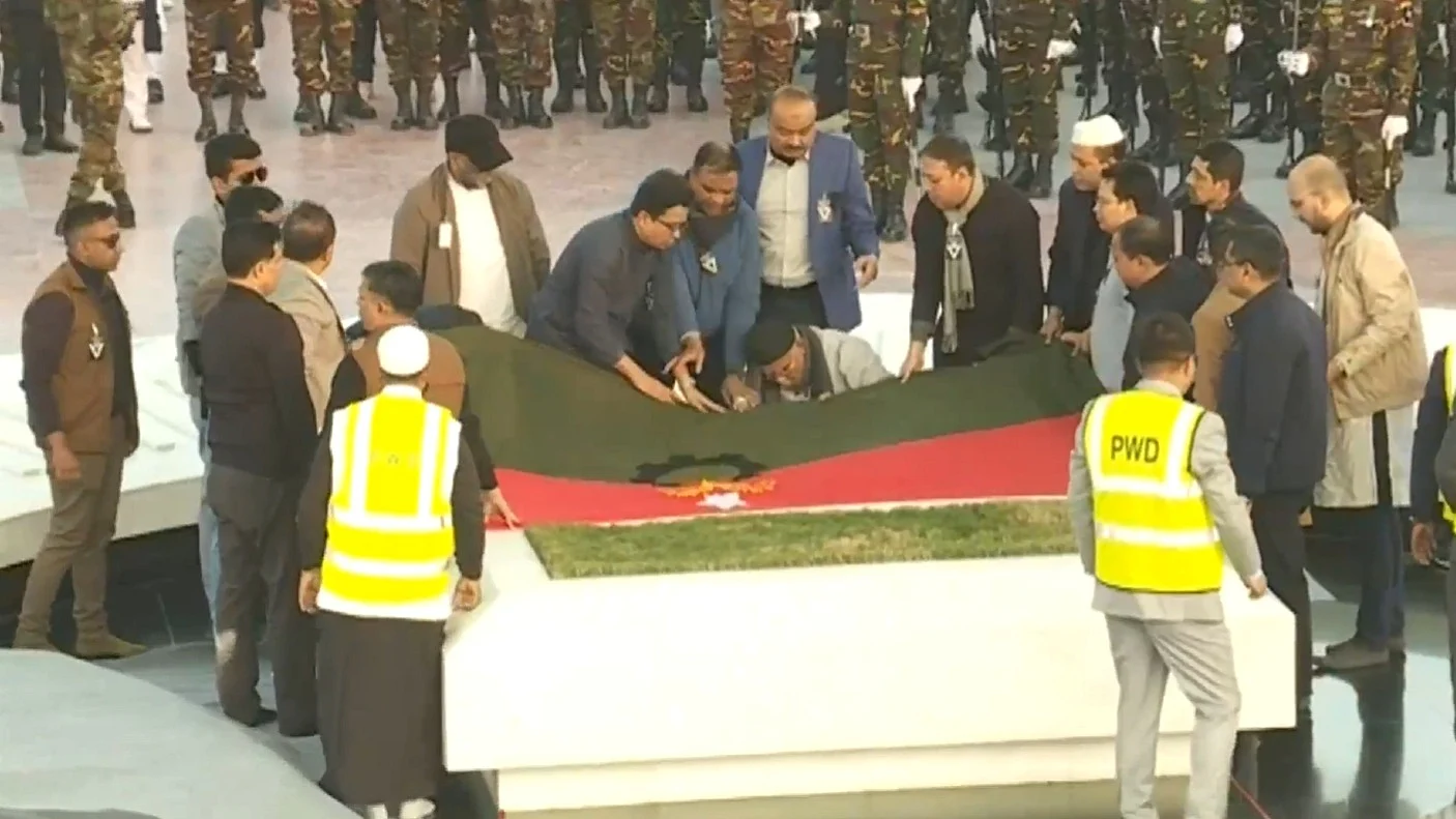 রাষ্ট্রীয় মর্যাদায় স্বামীর পাশেই চিরনিদ্রায় শায়িত বেগম খালেদা জিয়া