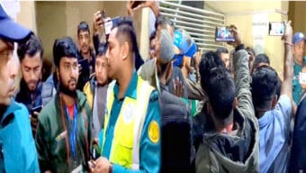মিরাবাজারে ভোটকেন্দ্রে রহস্যময় অনুপ্রবেশ: তিন যুবককে আটক করে পুলিশে দিল জনতা
