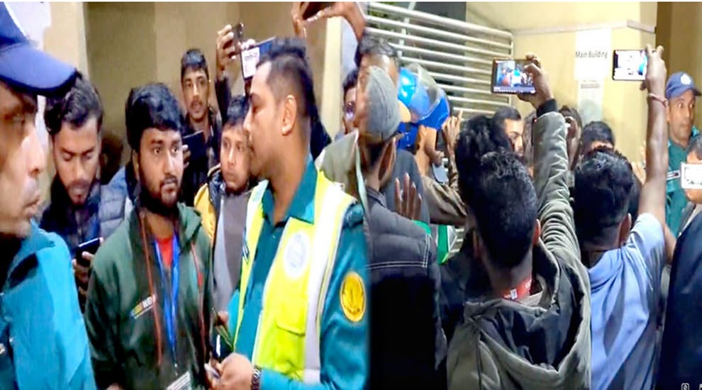 মিরাবাজারে ভোটকেন্দ্রে রহস্যময় অনুপ্রবেশ: তিন যুবককে আটক করে পুলিশে দিল জনতা