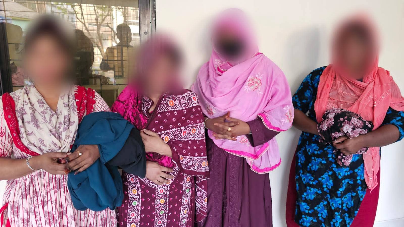 কোতোয়ালী মডেল থানার অভিযানে অবৈধ ভারতীয় কিটকাট চকলেটসহ ৪ জন আটক