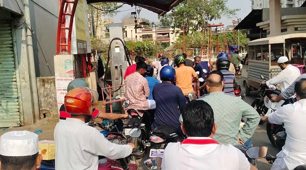 সিলেটে পেট্রোল পাম্প কর্মচারীদের উপর ধারাবাহিক হামলার প্রতিবাদে কর্মবিরতি এবং অযৌক্তিক কোটা পদ্ধতির বিরুদ্ধে অবস্থান