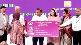 কড়াইল বস্তিতে ফ্যামিলি কার্ড বিতরণ করলেন প্রধানমন্ত্রী তারেক রহমান
